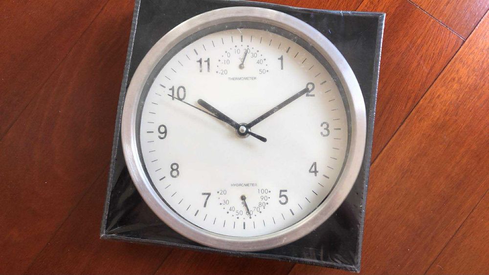 Relógio de parede com termómetro e higrómetro