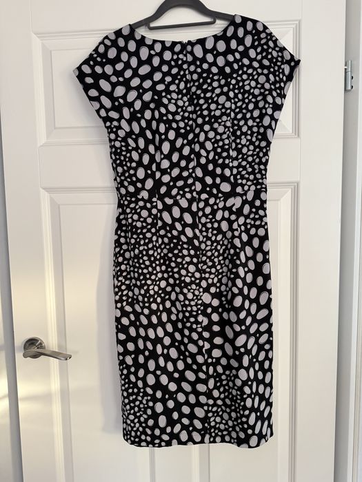 Czarna sukienka w kropki