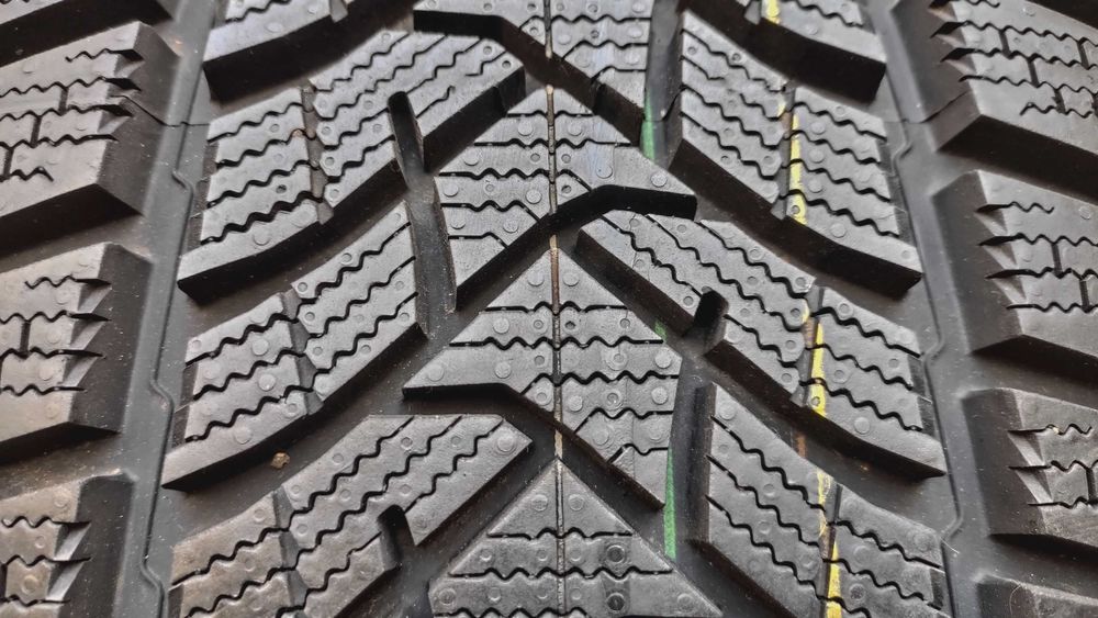 шини 235/45R18. Dunlop . 9,5мм. зима
