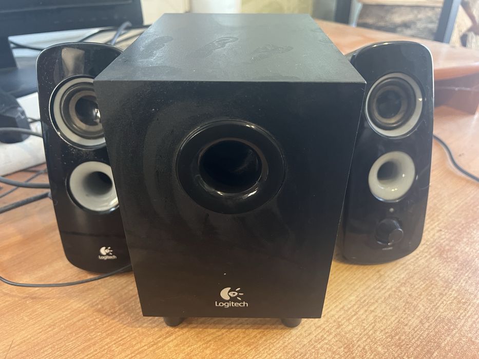 Акустична система з колонками.