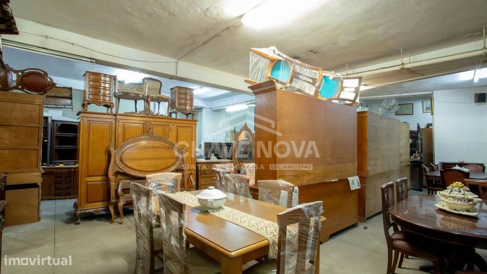 Garagem / Armazém Independente com 256m² na Avenida da República