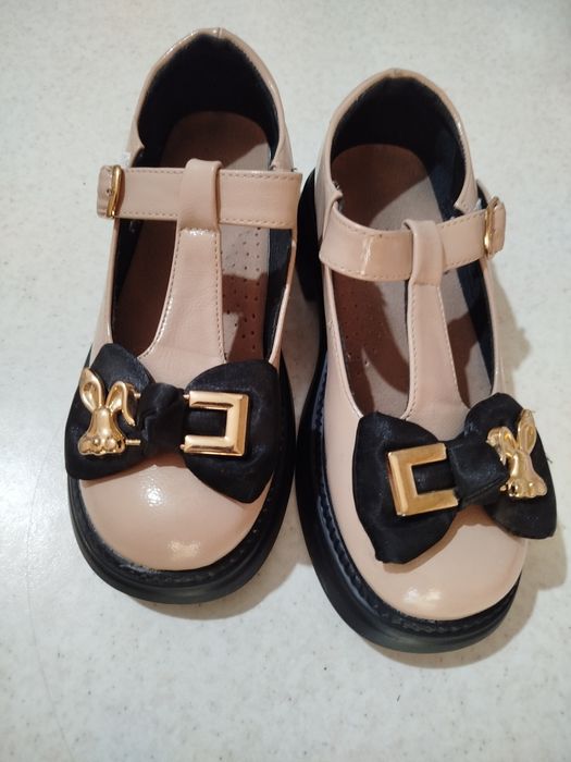 Ботінки і туфлі дівчинка