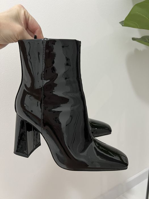 Ботінки H&M стильно дивляться на ніжці