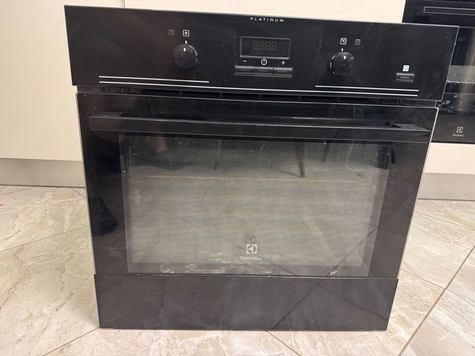 віддам безкоштовно електричну духовку Electrolux EOB93434AK