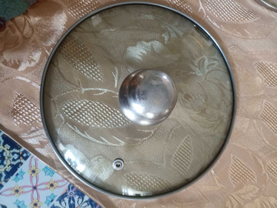 Продам кастрюлю с крышкой и крышки для кастрюли