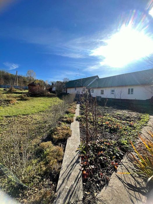 Садиба 53 сот. у Тлумачі з двома будинками та власним ставом