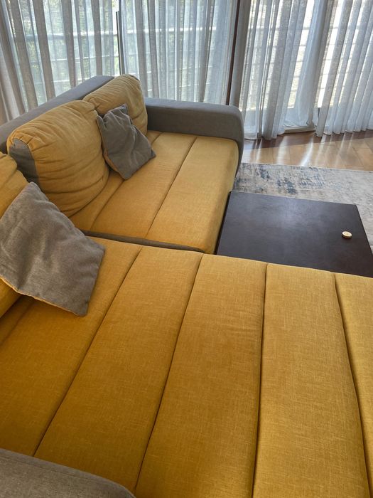 Sofá com chaise long e arrumação