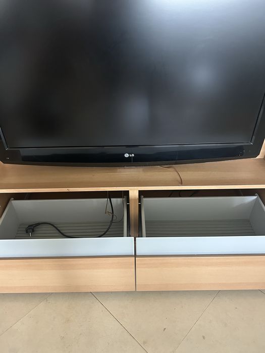 Vendo móvel de TV IKEA (modelo BESTÅ BOÅS) em excelente estado, com oferta de tv