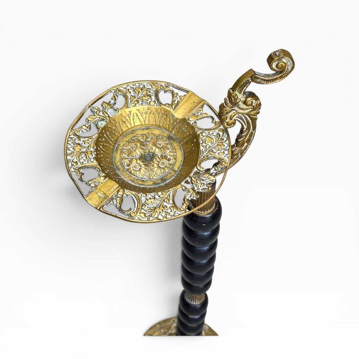 Cinzeiro Chão Antigo em Metal Dourado com Pé Alto e Prato Trabalhado | 68 cm | 1,710 kg