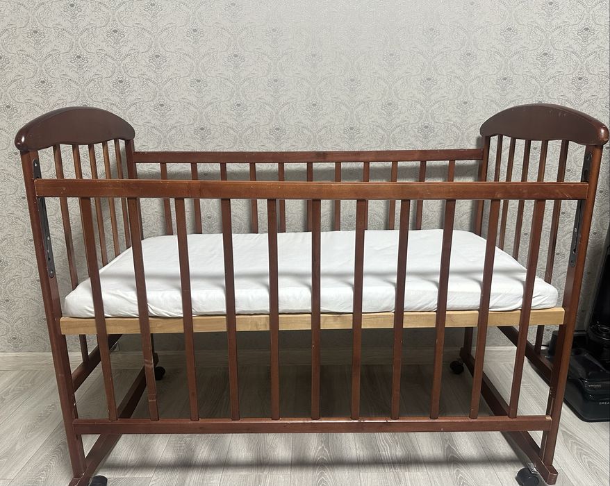 Продам дитяче ліжко з матрасом