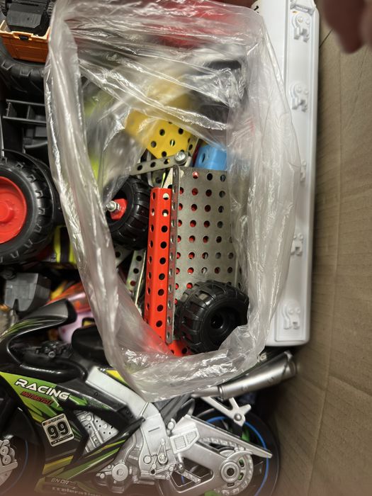 Коробка з іграшками