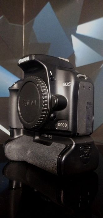 Фотоаппарат canon 1000d body с батарейной ручкой