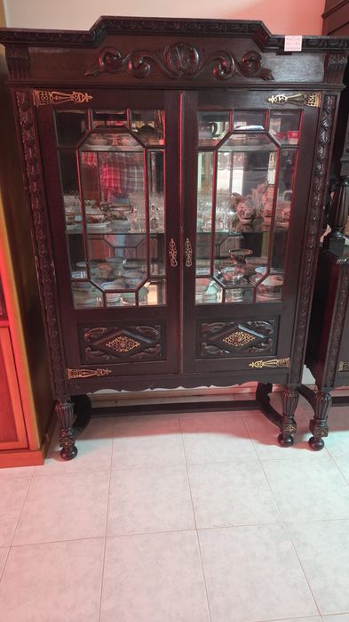 Cristaleira em mogno estilo holandês