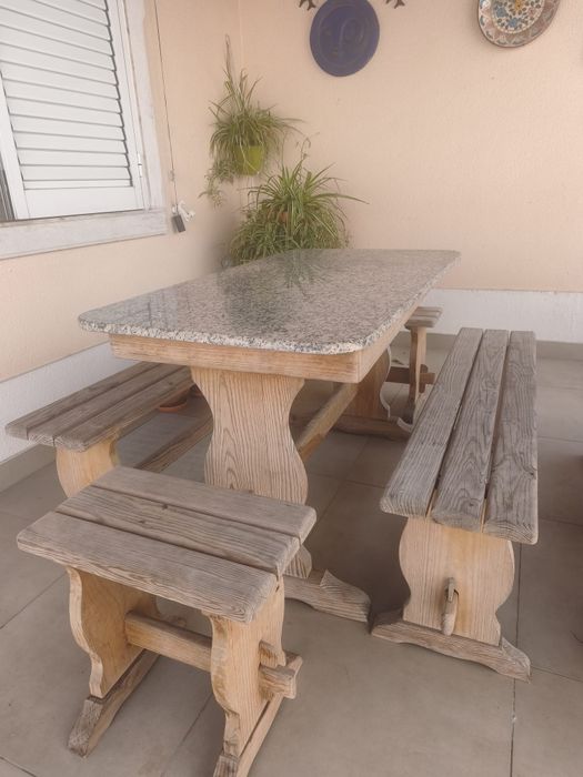 Conjunto de refeição (mesa e bancos)