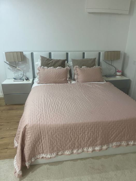 Cama e mesas cabeceira como novos