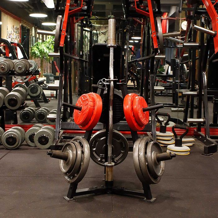 Suporte para discos de musculação e barra olímpica