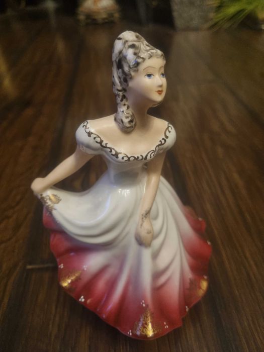 Kolekcja porcelanowych figurek