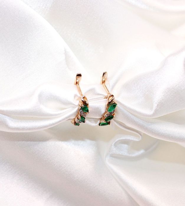 Золотые серьги с изумрудами и бриллиантами