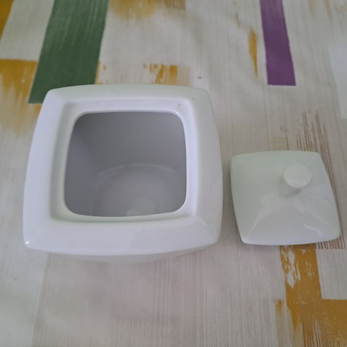 Biała porcelanowa cukiernica Lubiana.
