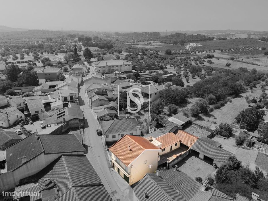 Moradia T2+2  com anexos e terraço no centro de Lamarosa