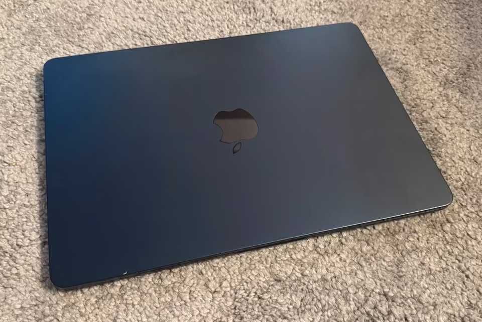 Macbook Air 13" 2022 M2 16 GB RAM 256 GB granatowy