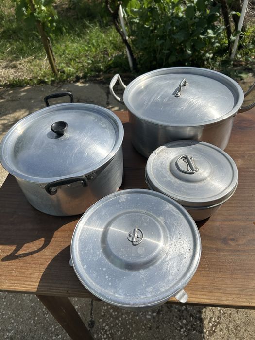 Tachos em alumlnio e duas formas tambem em aluminio