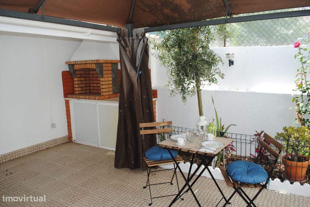 Apartamento T2 com terraço em Linda-a-Velha