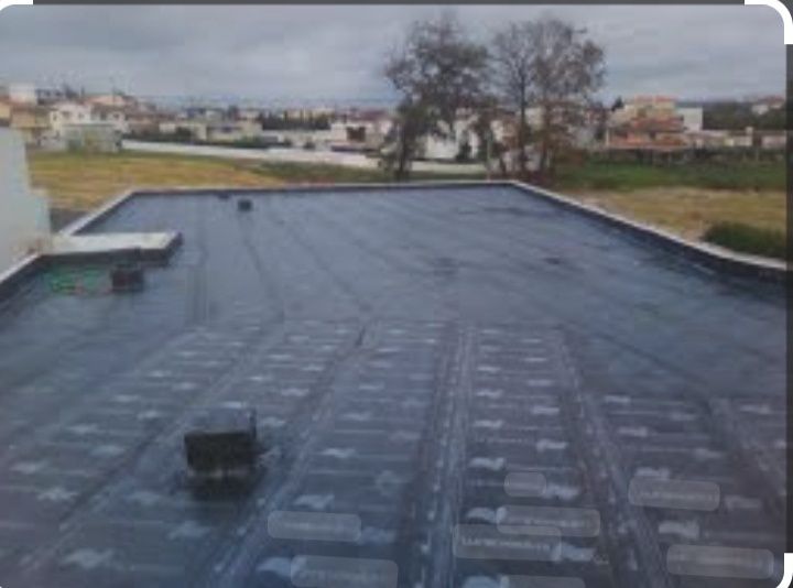 Aplicação de tela asfáltica troca de telhado estruturas de telhado.