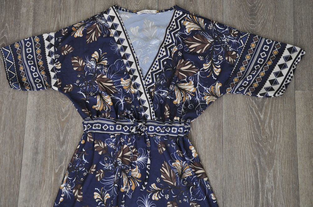 Długa sukienka w granatowe wzory, kopertowa; także dla wysokich kobiet