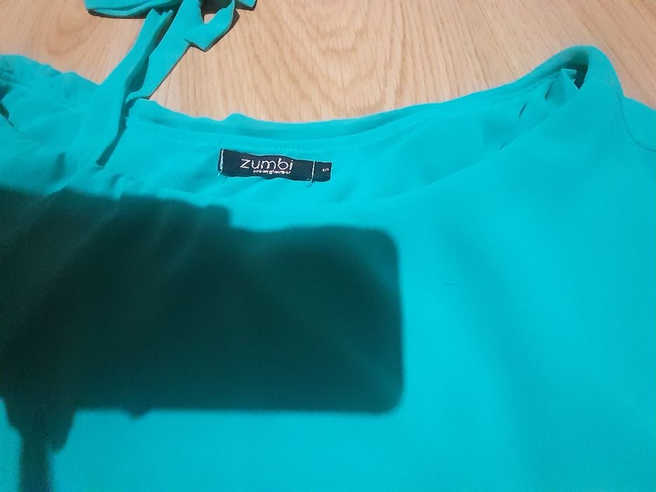 Blusa assimétrica azul turquesa da marca Zumbi,