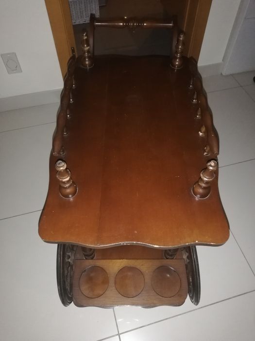 Carrinho de chá clássico em madeira