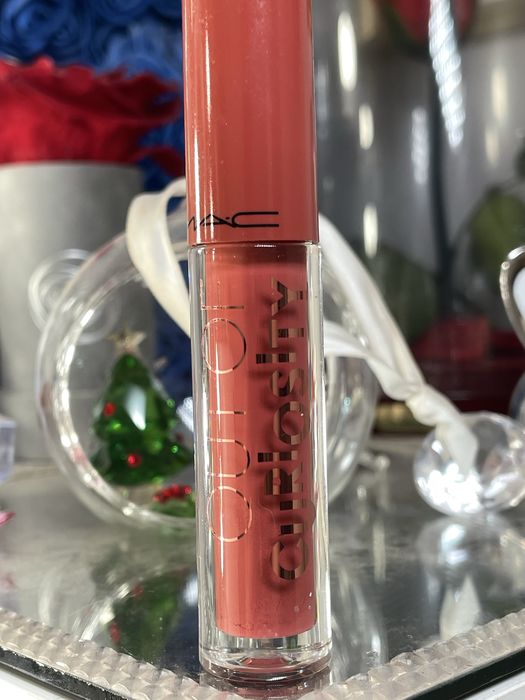 MAC Out of curiosity lipglass błyszczyk