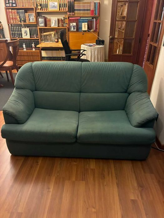 conjunto de 2 sofás (um deles sofá-cama) + apoio para pés