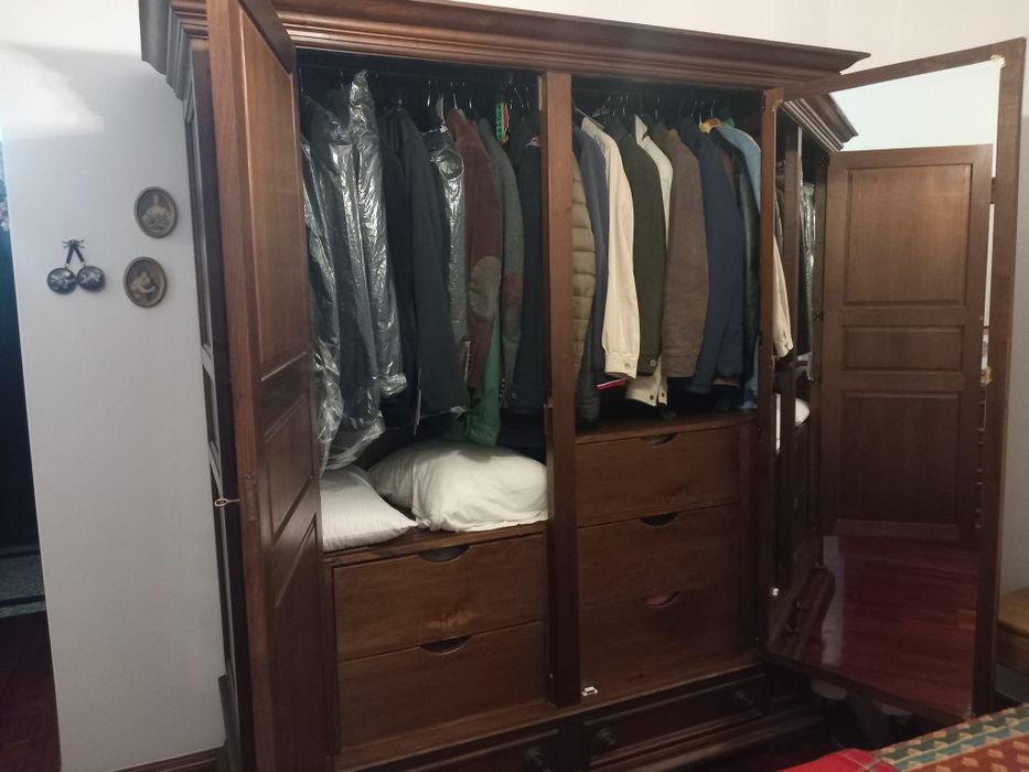 Roupeiro em madeira maciça