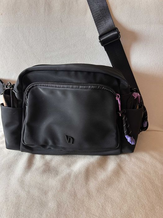 Mala preta com diversas bolsas