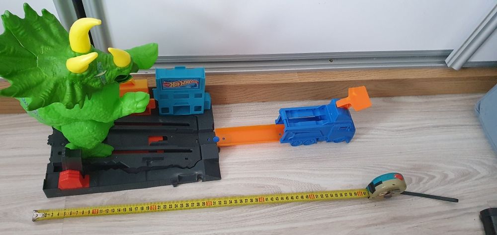 Hot wheels dinozaur