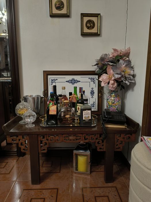 Mesa de apoio castanha