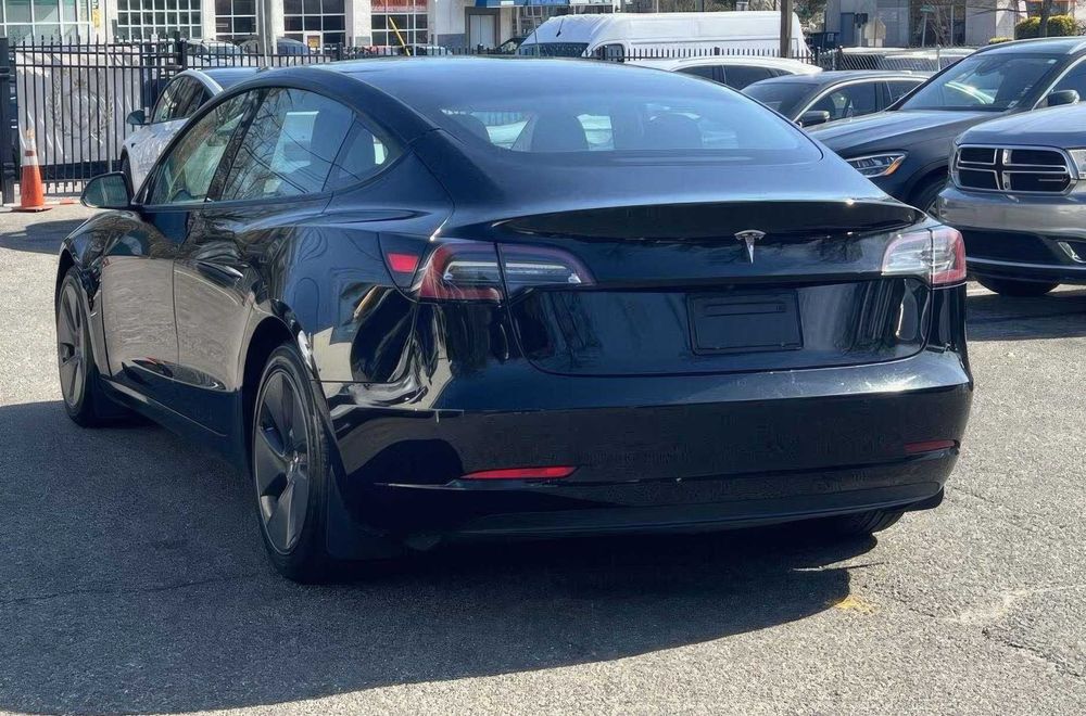 Tesla Model 3      2021