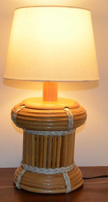 Candeeiro eléctrico de mesa em madeira e verga