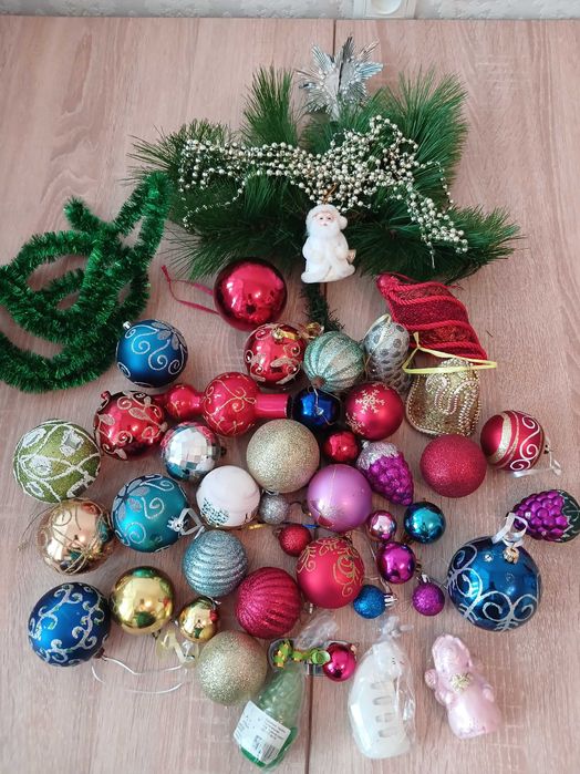 Новорічні іграшки, свічки, мішура. За все 200 грн