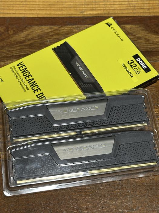 Продам оперативну пам'ять Corsair Vengeance DDR5-5200 32GB (16x2)