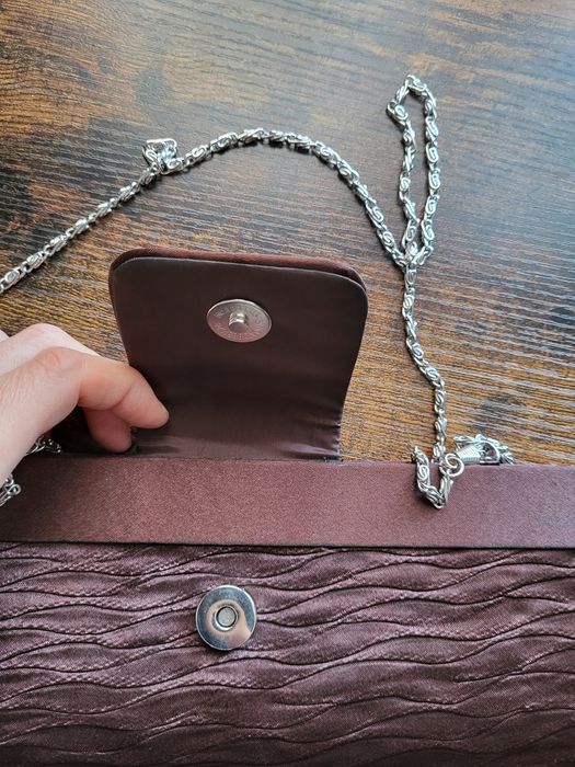 Elegancka kopertówka z łańcuszkiem