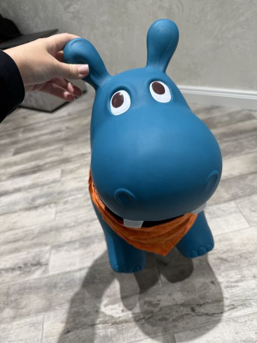 Стрибунець бегемот