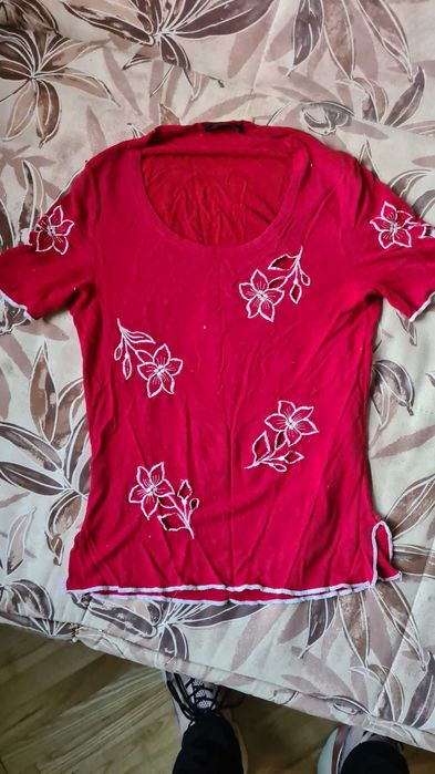 Жіноча футболка на розмір S