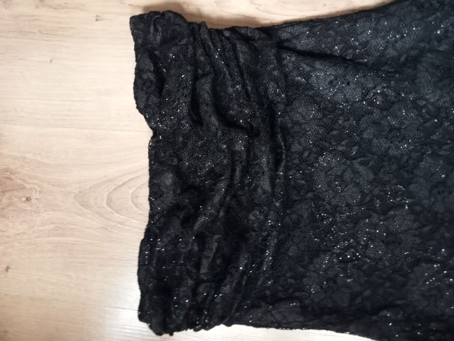 Czarna, elegancka sukienka z brokatem