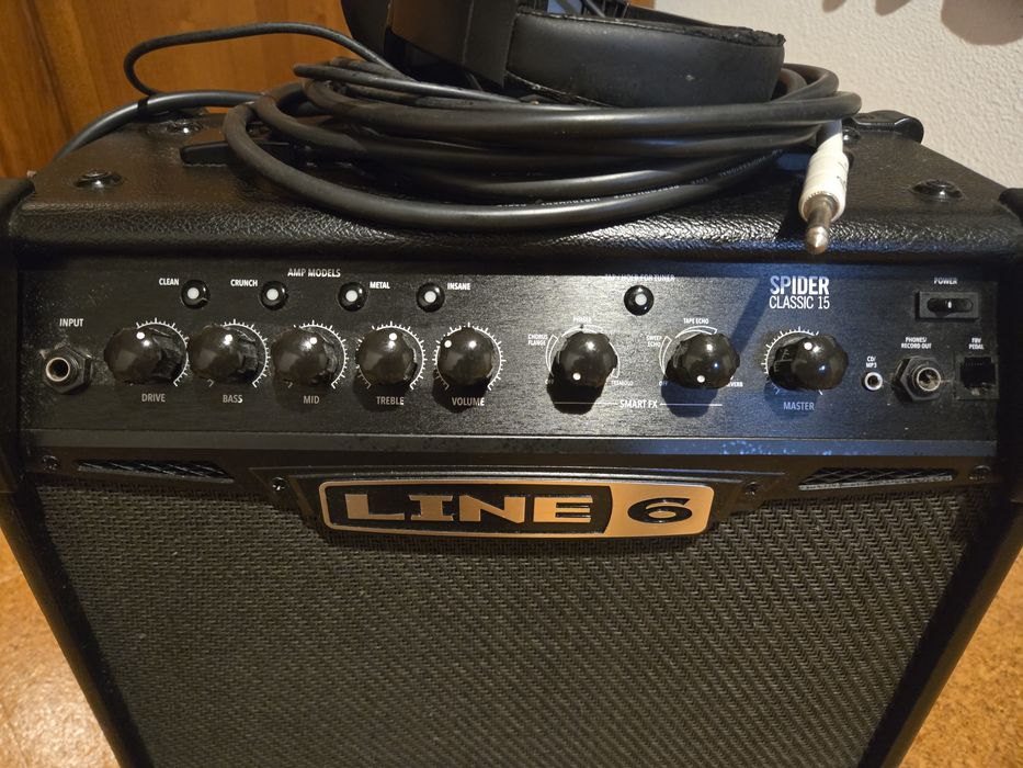Amplificador de Guitarra Elétrica Line 6 Spider Classic 15 + Acessórios