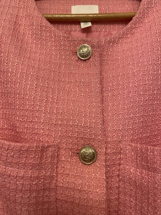 Różowy długi żakiet ze złotymi guzikami chanelka H&M