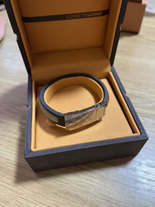 Браслети срібні і простенькі.