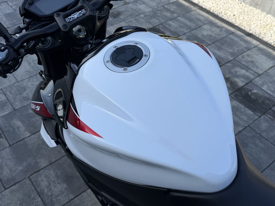 Suzuki gsx s 1000