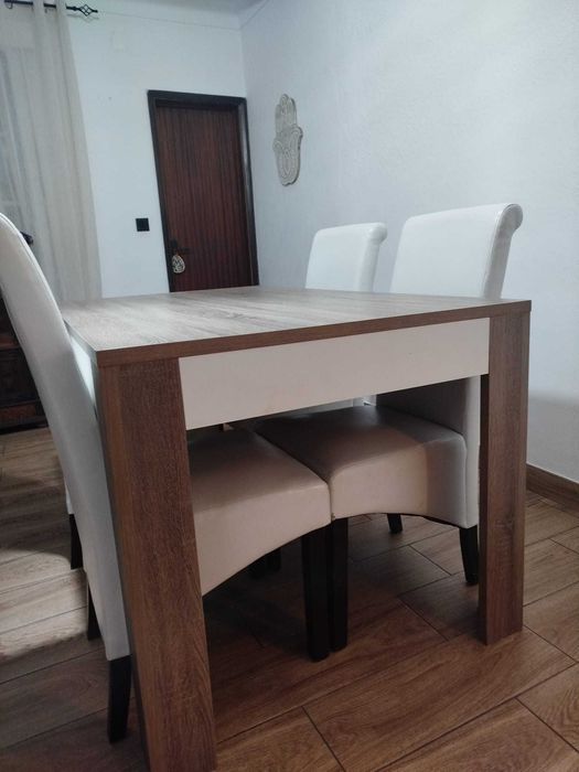 Mesa de sala com 4 cadeiras